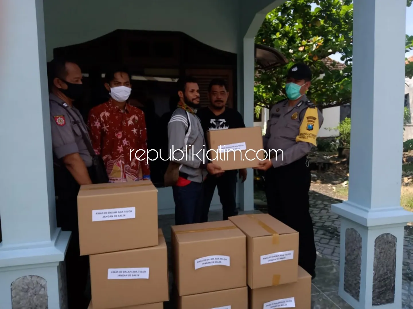Warga Papua Terima Sembako Peduli Covid-19 Polresta Sidoarjo