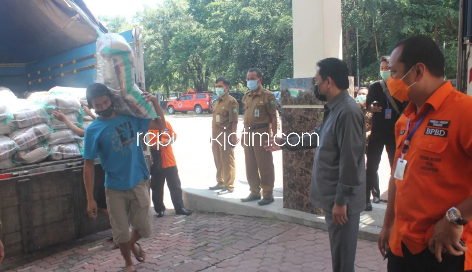 Pemkab Sidoarjo Terima Bantuan Beras 5 Ton serta Telur dan Ayam 1 Ton dari Pemprop Jatim