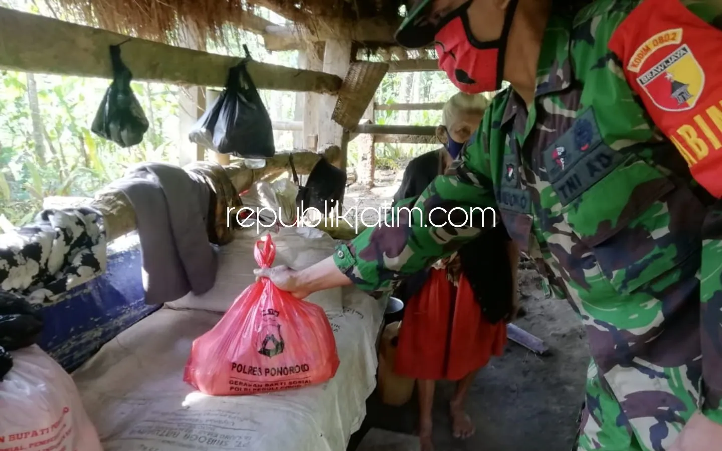 Polsek Ngrayun Bantu Sembako Mbah Tukinem Yang Tinggal di Kandang Sapi Tetangga