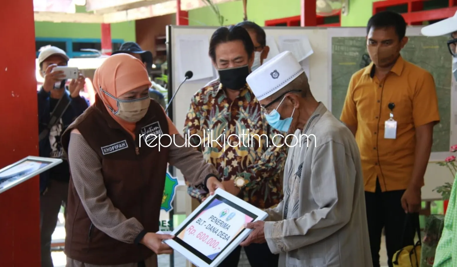Cak Nur dan Khofifah Serahkan Dana BLT dan Rapid Test Warga Berbek Waru