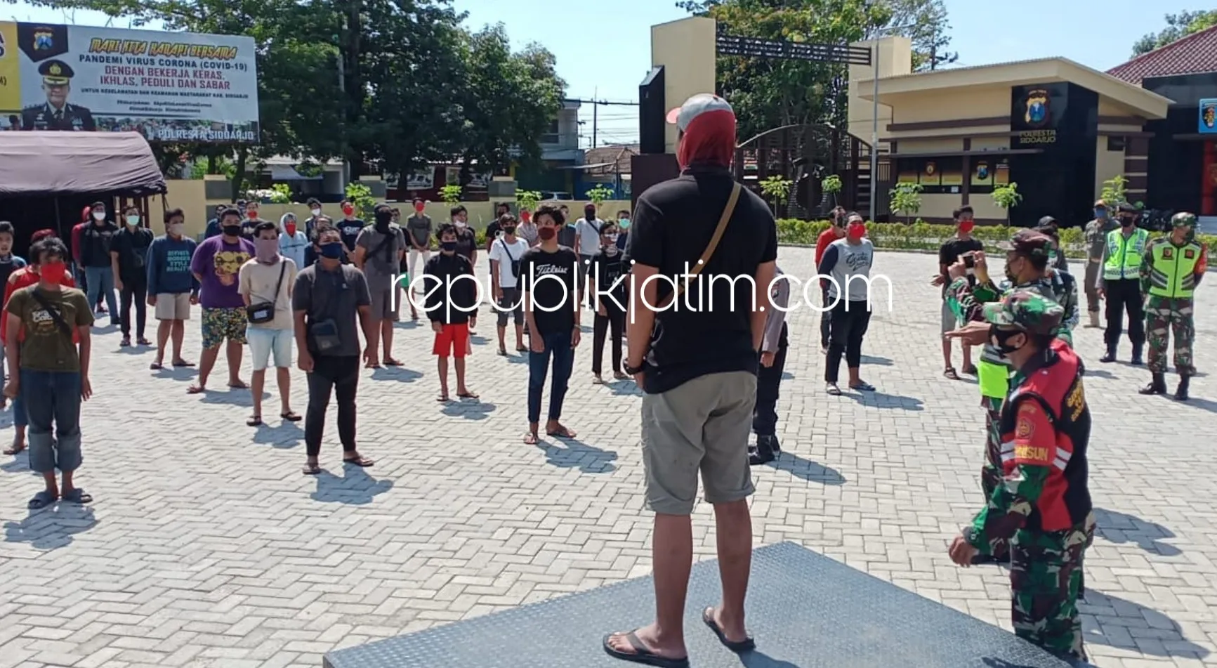 Ratusan Pelanggar PSBB di Sidoarjo, Jalani Sanksi Nyanyi Bagimu Negeri, Menyapu dan Kenakan Rompi