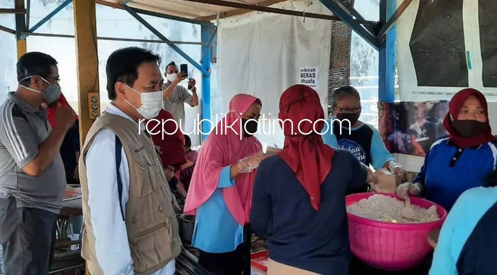 Bagikan 300 Nasi Bungkus Setiap Hari, Cak Nur Kunjungi Kampung Tangguh Buduran