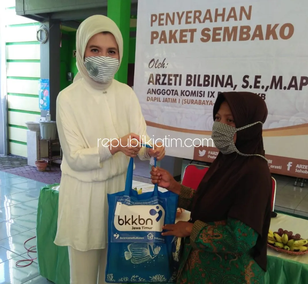 Bagikan Paket Sembako untuk Warga Terdampak Covid-19 di Katerungan, Ini Pesan Politisi Cantik Arzeti