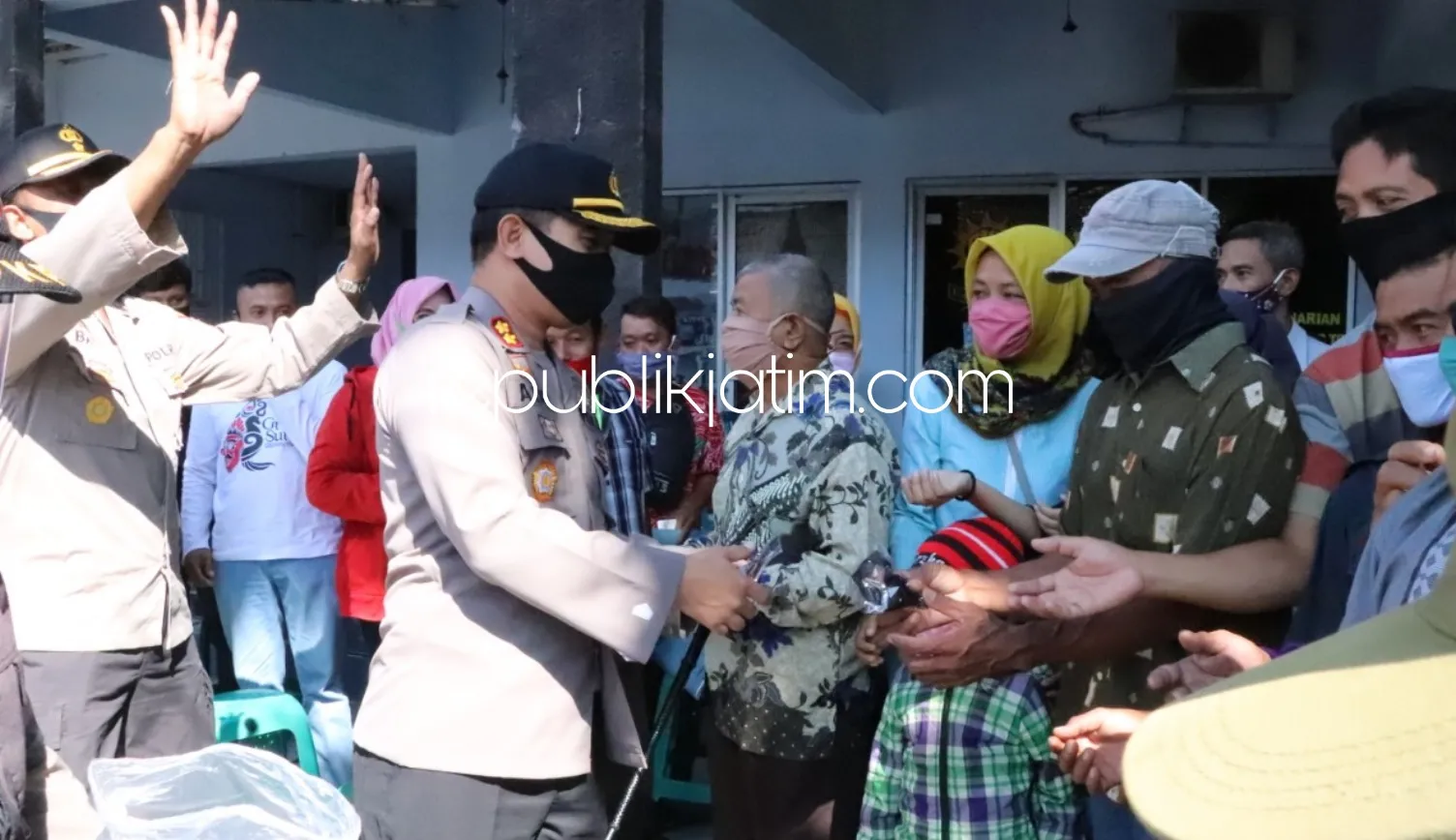 Sambut Hari Bhayangkara Ke 74, Polres Ponorogo Bagi-Bagi Masker