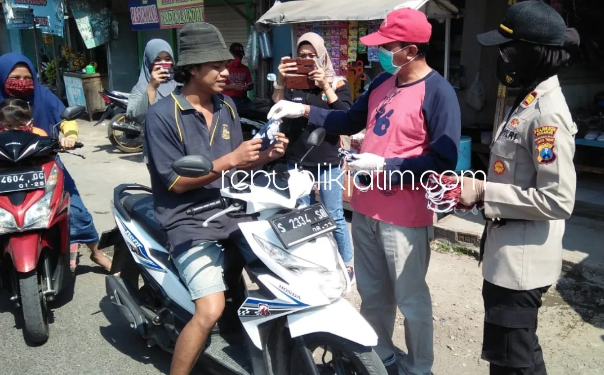 Sambut Hari Bhayangkara ke 74, Forkopimka Wonoayu Bagikan Masker di Pasar Kaget Perumtas Tiga