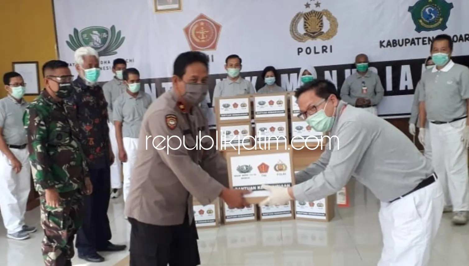 PT Tjiwi Kimia Bagikan 500 Paket Sembako untuk Warga di 20 Desa Terdampak Covid-19