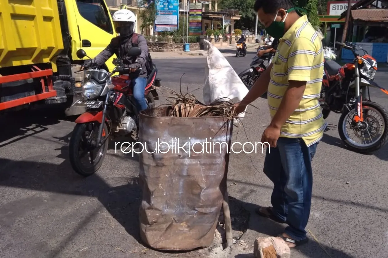 Gorong-Gorong Perempatan Bancar Ponorogo Berlubang Ditutupi Tong, Bahayakan Pengguna Jalan