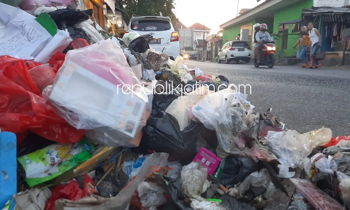 Sampah Menumpuk 2 Pekan Dibiarkan, Warga Krian Pertanyakan Kinerja DLHK Sidoarjo