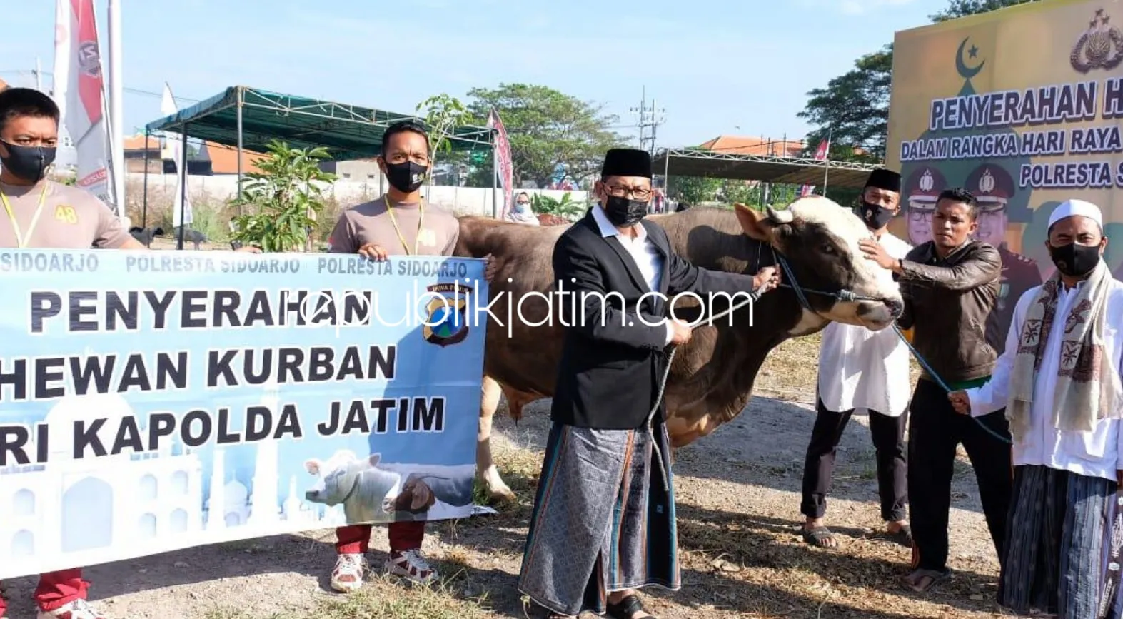 Kapolresta Sidoarjo Salurkan Puluhan Hewan Kurban