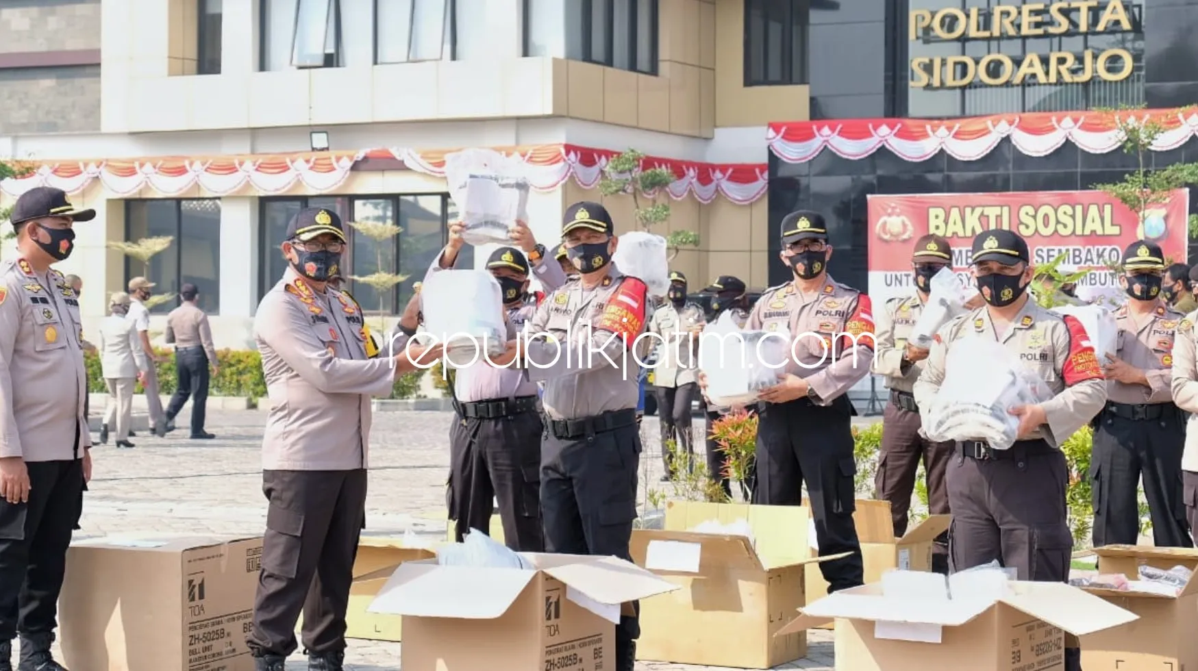 Polresta Salurkan 10 Ton Beras, 9.000 Masker dan 880 APD untuk Warga Sidoarjo