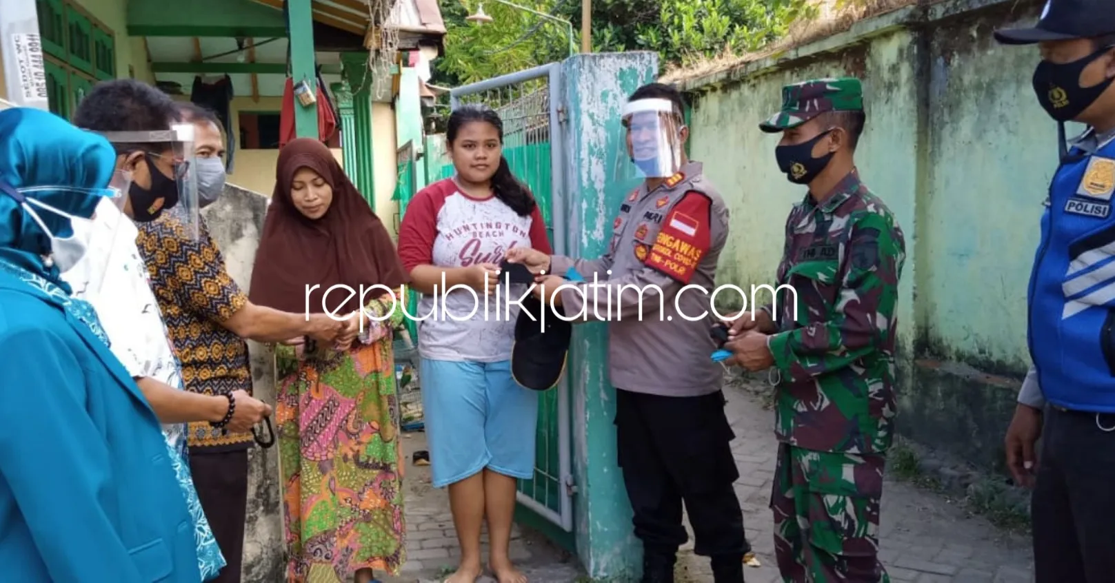 Forkopimka Tanggulangin Bagikan 500 Masker Secara Gratis