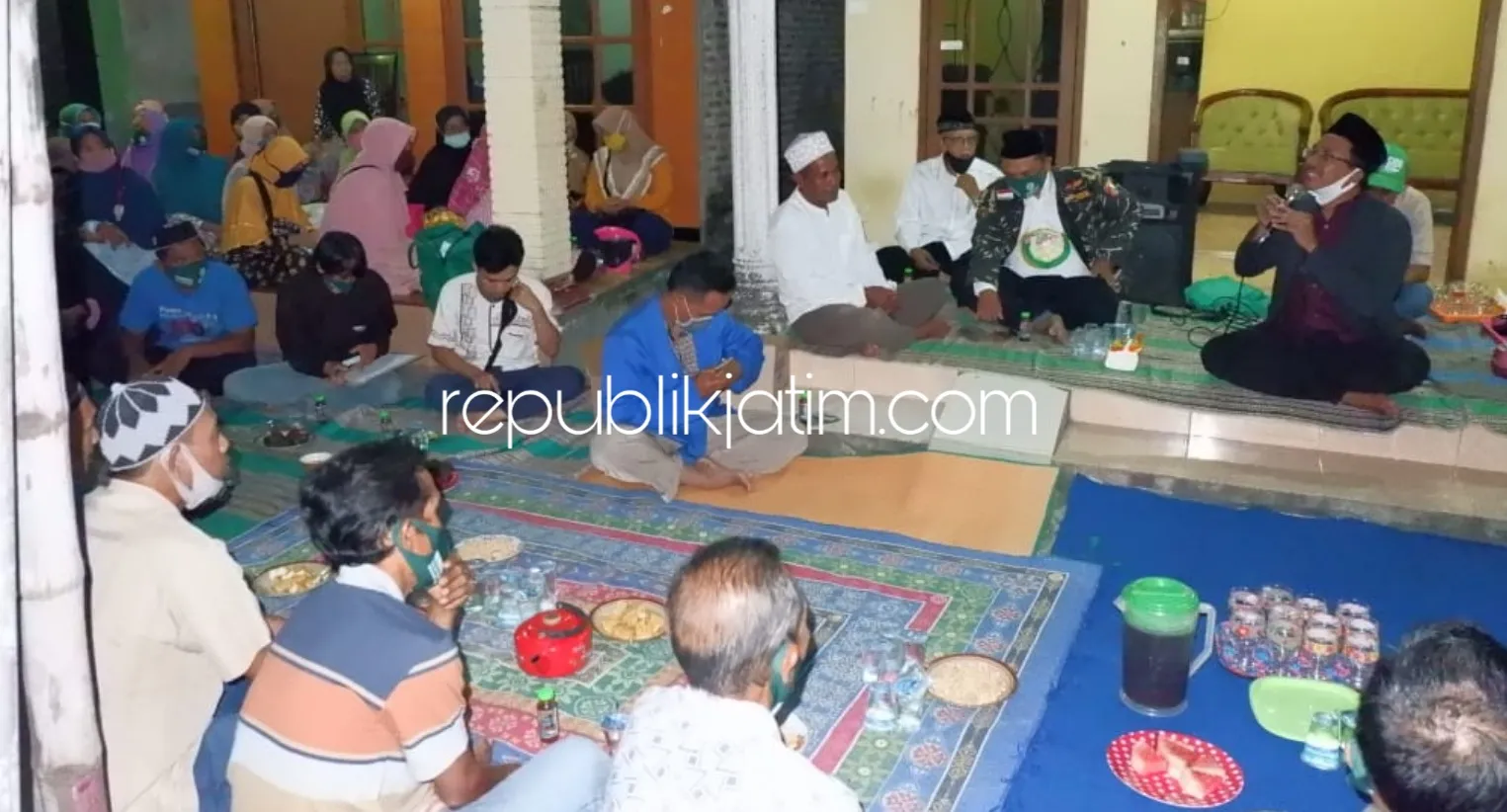 Di Balongbendo, Gus Muhdlor Disambati Warga Proyek Saluran Air Belum Setahun Rusak