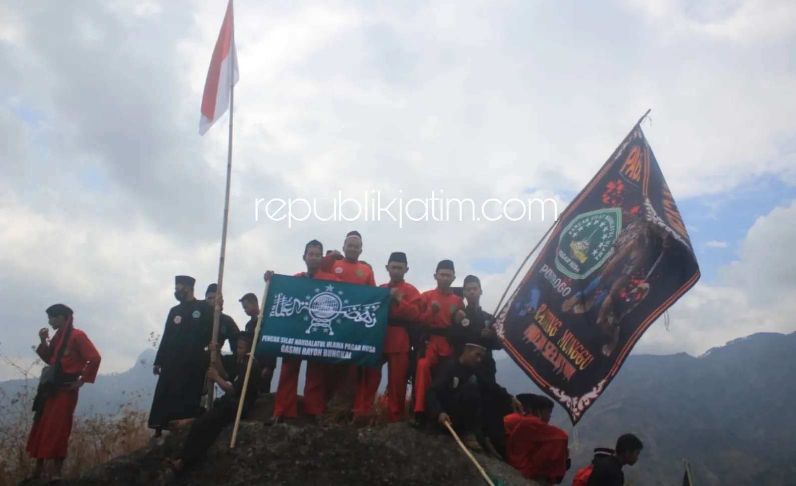 Ratusan Warga PN Gasmi Kibarkan Merah Putih di Puncak Gunung Prebah Ponorogo