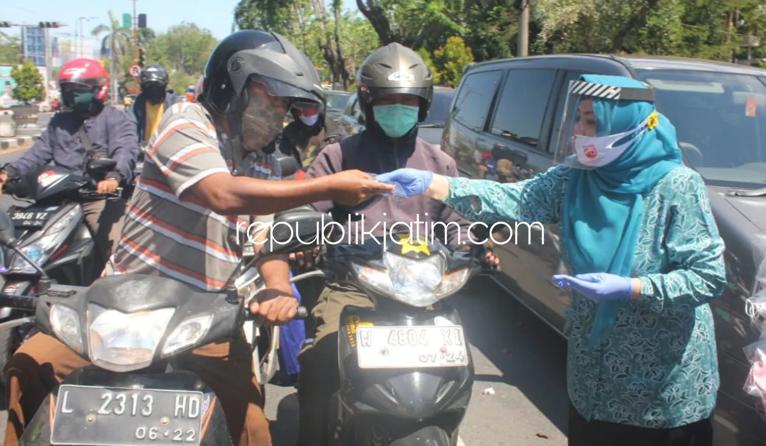 TP PKK Sidoarjo Bersama IKAPTK Sidoarjo Bagikan 18.000 Masker untuk Warga