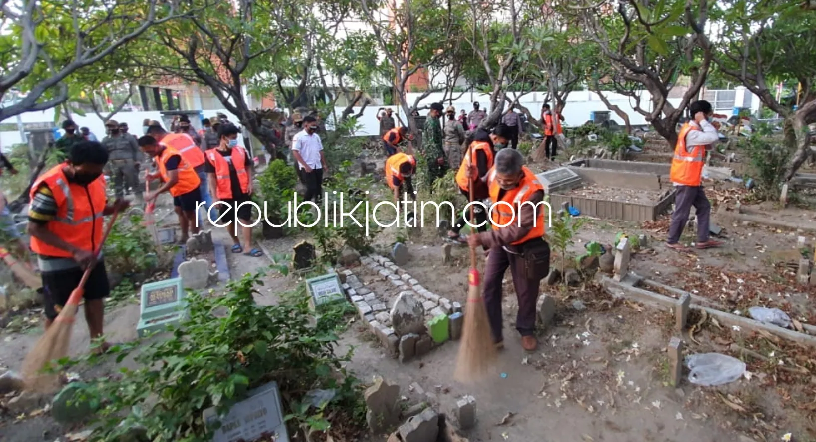 Tak Pakai Masker, Puluhan Pelanggar Protokol Kesehatan Covid-19 Bersihkan Makam Waru