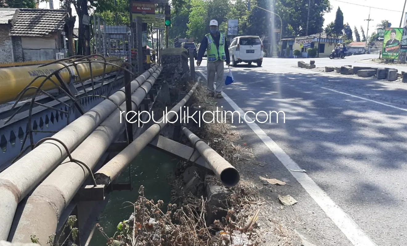 Pagar Pembatas Jalan di Perempatan Jalur Surabaya-Mojokerto Rusak Bertahun-Tahun Dibiarkan