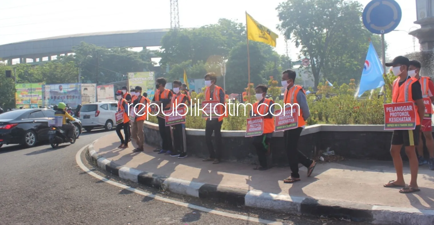 25 Pelanggar Tak Pakai Masker Dihukum Pakai Rompi Pelanggar Berdiri di Bundaran TPI Sidoarjo