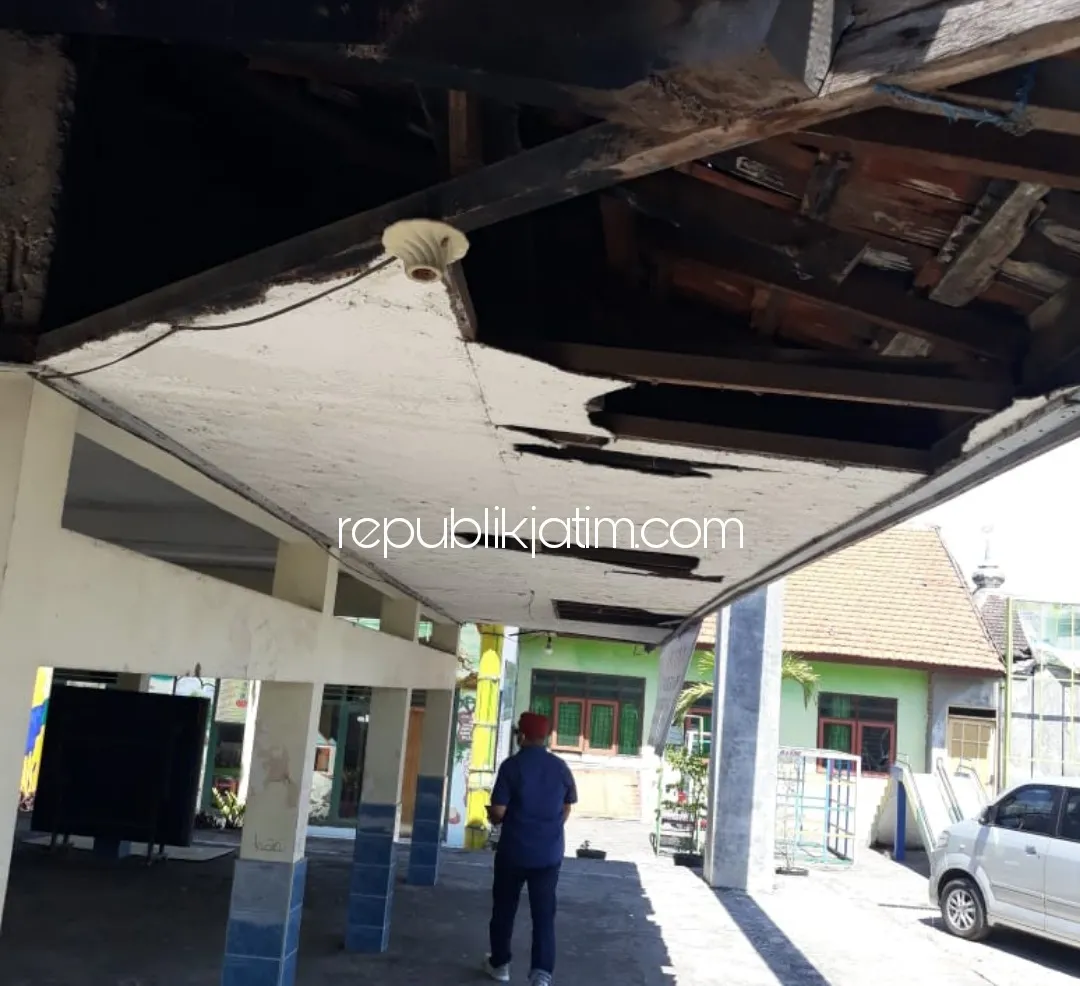 Atap Jebol, Bangunan Balai Desa Kebakalan Porong Rusak Berat Dibiarkan