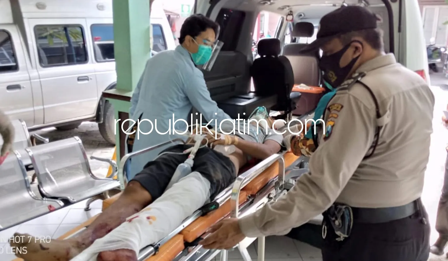 Motor Hantam Truk Belok, Arek Panggreh Jabon Sekarat Sopir Kabur