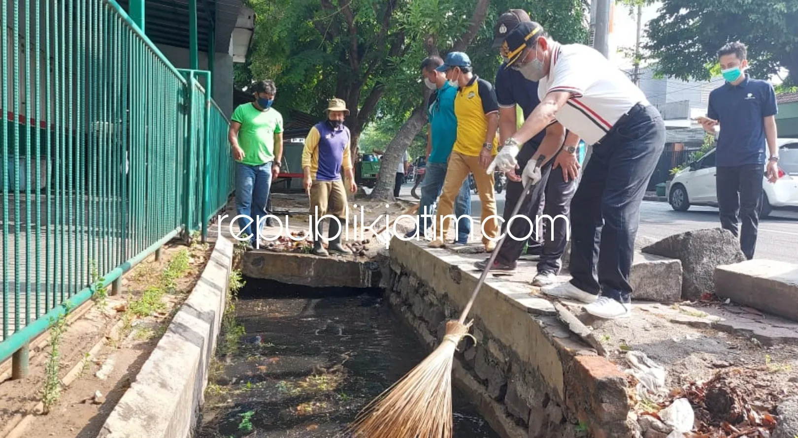 Program Jumat Berkah, Pj Bupati Sidoarjo Bersihkan Selokan Potongi Pohon di Pinggir Jalan