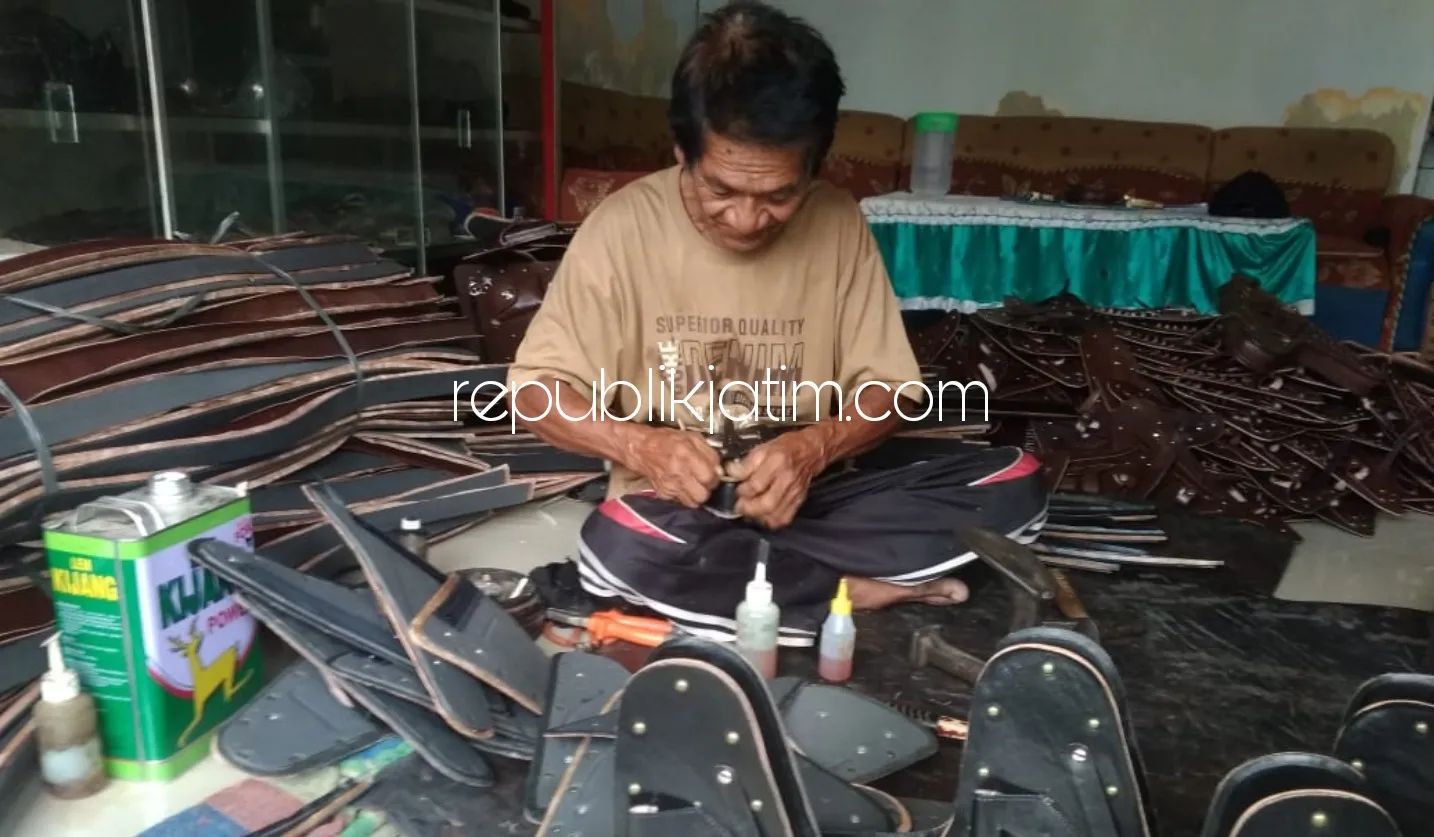 Perajin Aksesoris dan Tas Kulit Sepeda Untho di Ponorogo Omzetnya Turun 40 Persen Sejak Pandemi Covid-19