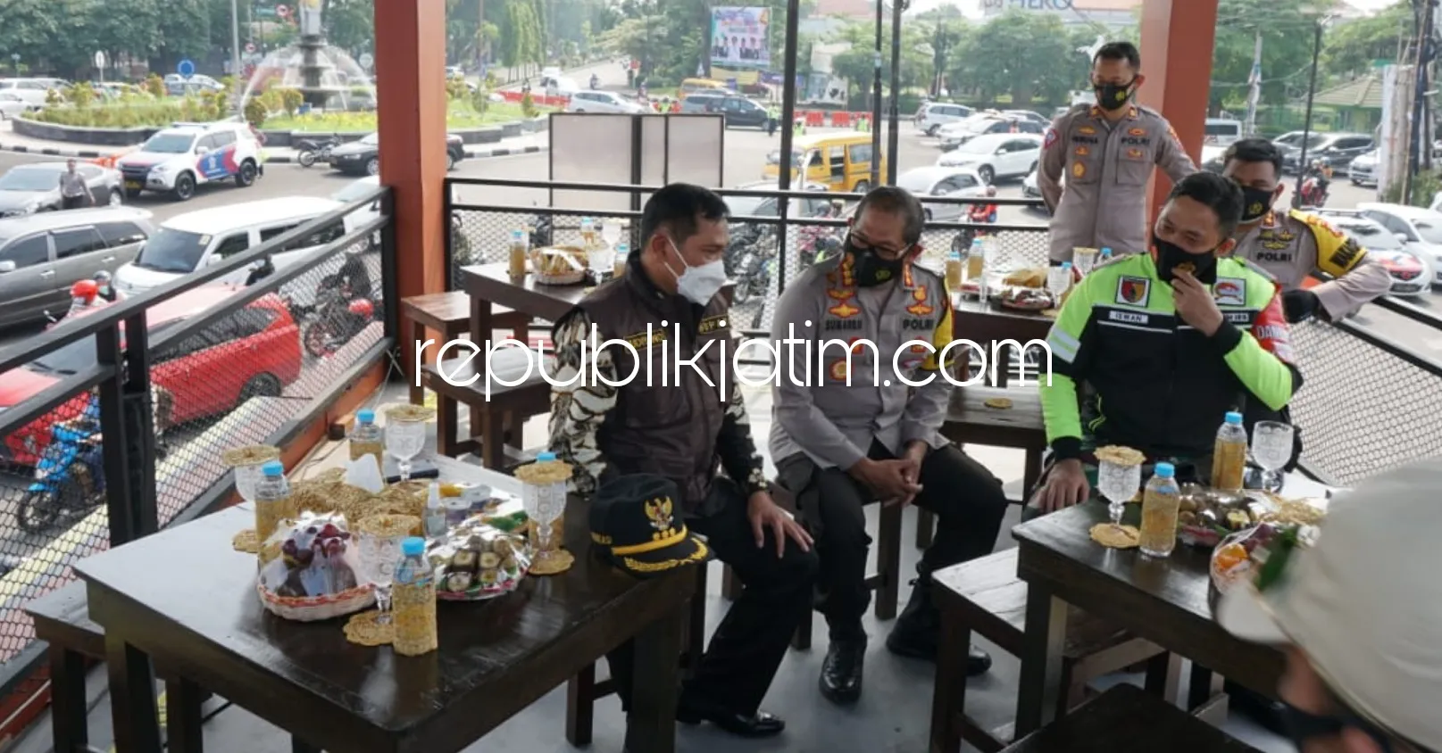 Silahkan Pengendara Ngopi Sejenak di Pos Pelayanan Nataru Polresta Sidoarjo Berkonsep Cafe Milenial