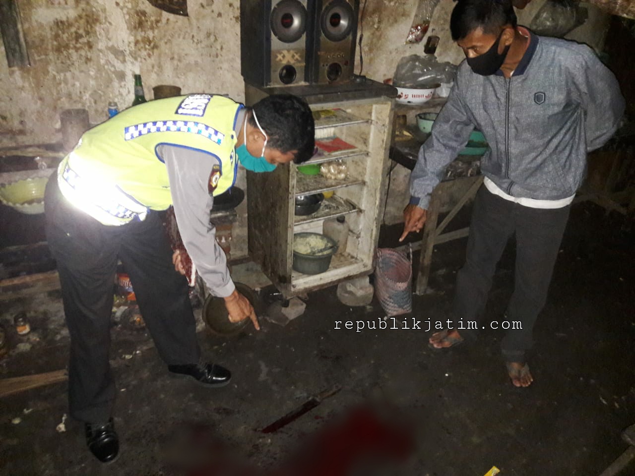 Petugas Polsek Geneng Ngawi melakukan olah TKP dan menunjukkan pisau yang dipakai pelaku untuk upaya bunuh diri.