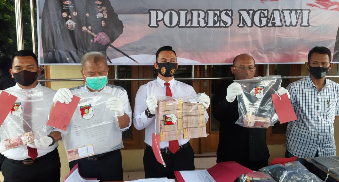 Satreskrim Polres Ngawi menunjukkan barang bukti uang palsu yang disita dari 3 tersangka yang salah satunya mantan Kepala Dinas di Madiun. (Foto/Andik)