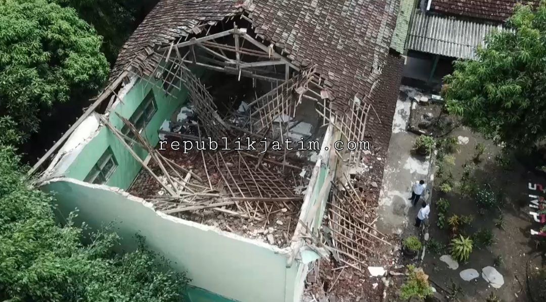 Tampak dari atas kondisi gedung SMPN 1 Mantingan Ngawi yang ambruk. (Foto/Andik)