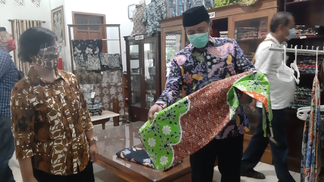 Aktifitas di Galeri Batik Widi Nugraha Ngawi yang kini mulai geliat di tengah pandemi.