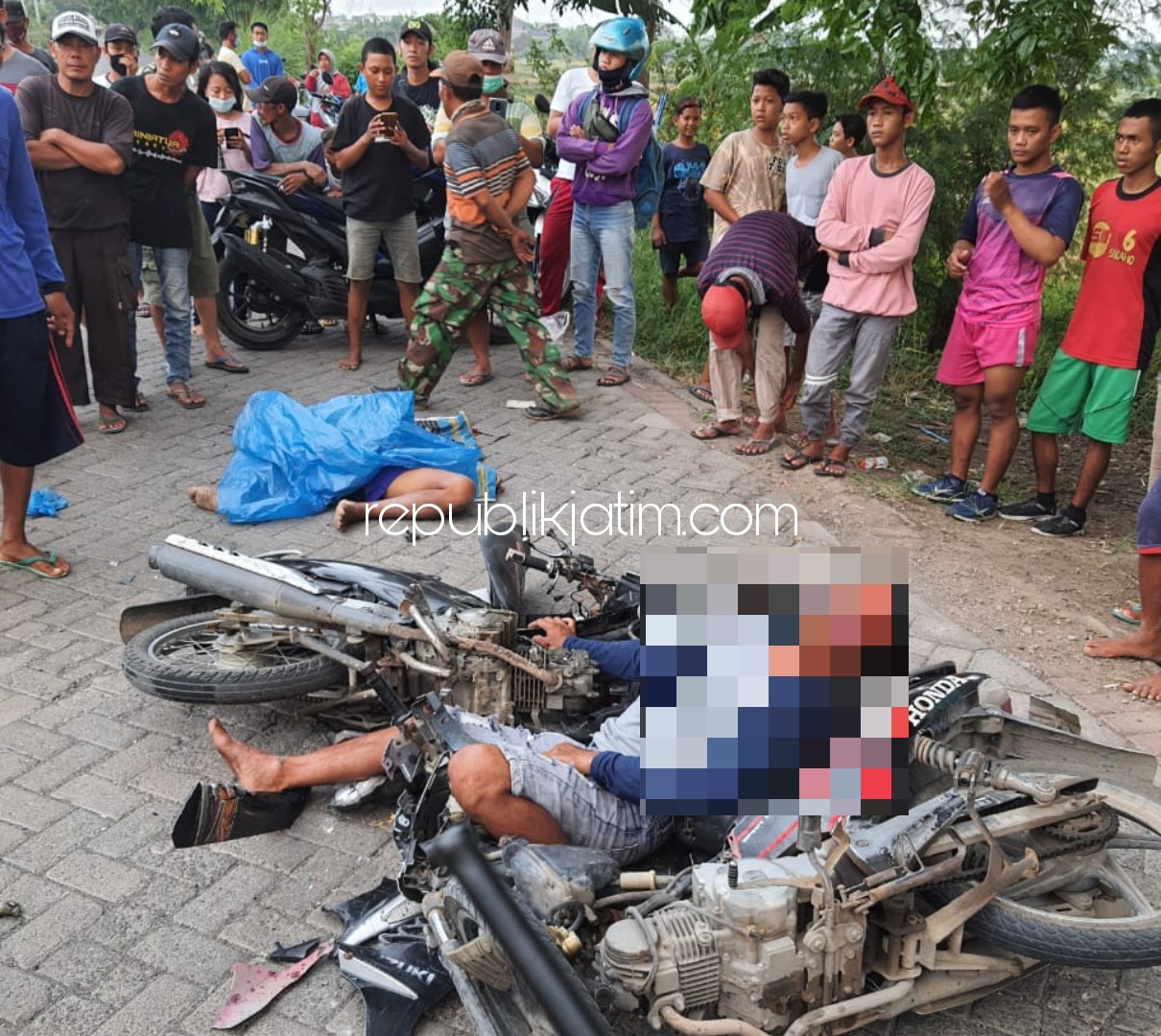TEWAS - Pengendara motor Shogun bernopol L 2703 XI Sukatiran (45) petugas penggali makam Delta Praloyo warga Putat, Tanggulangin tewas usai motornya ditabrak pemabok di Jalan Makam Praloyo tepat di depan makam Covid- 19, Lingkar Timur, Selasa (27/10/2020)