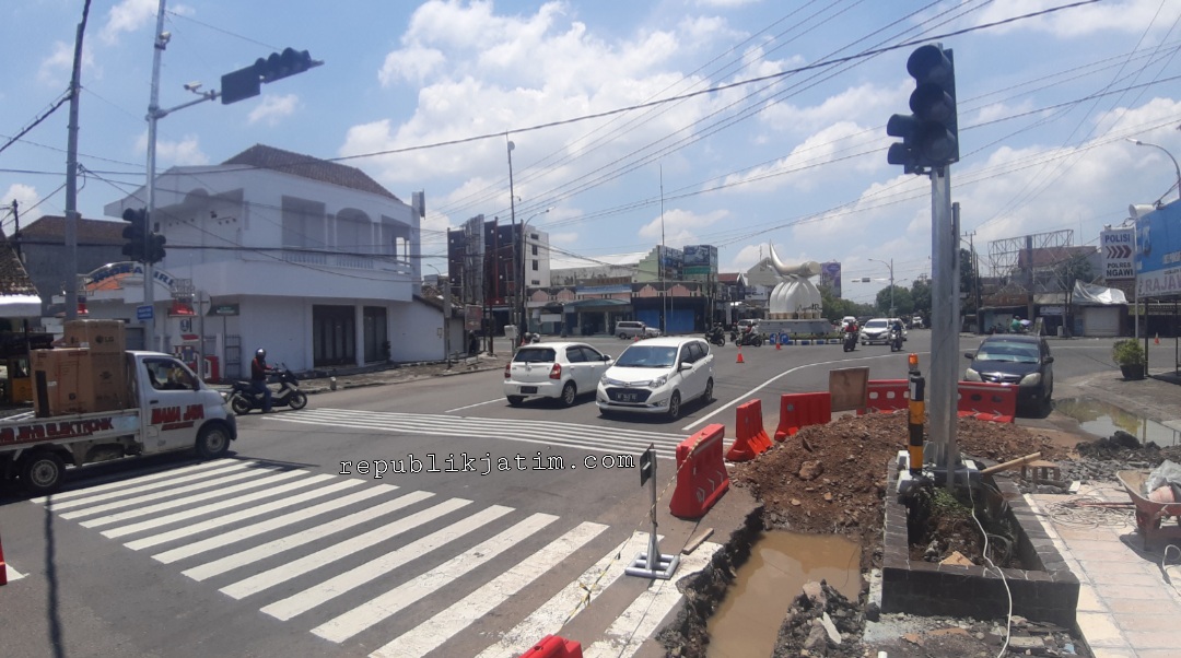 Galian pipa PDAM membuat lampu traffic light di persimpangan Kartonyono Ngawi mati berhari-hari. (Foto/Andik)