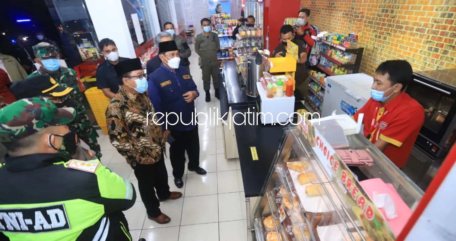 Minimarket Bandel Beroperasi Saat Malam Tahun Baru, Ditutup Paksa Petugas Patroli Gabungan di Sidoarjo