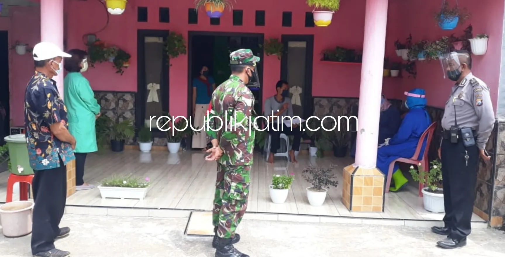 Bhabinkamtibmas dan Babinsa Wirobiting Prambon Turut Tracing Covid-19