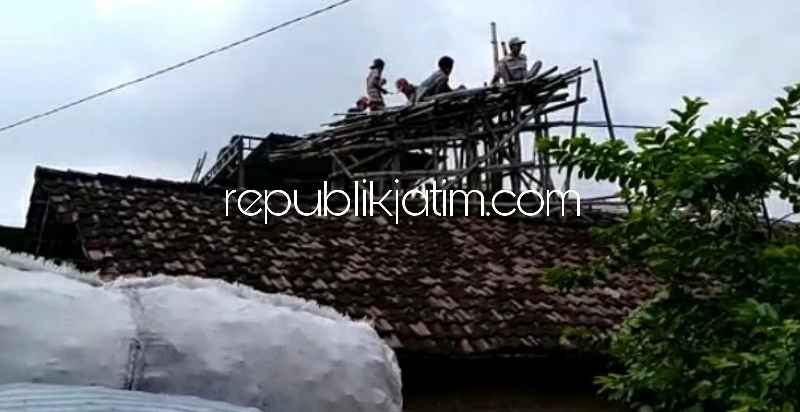Alami Ganggguan Kejiwaan, Robil Bikin Rumah Bambu di Atas Rumah Warga Seketi Dibongkar