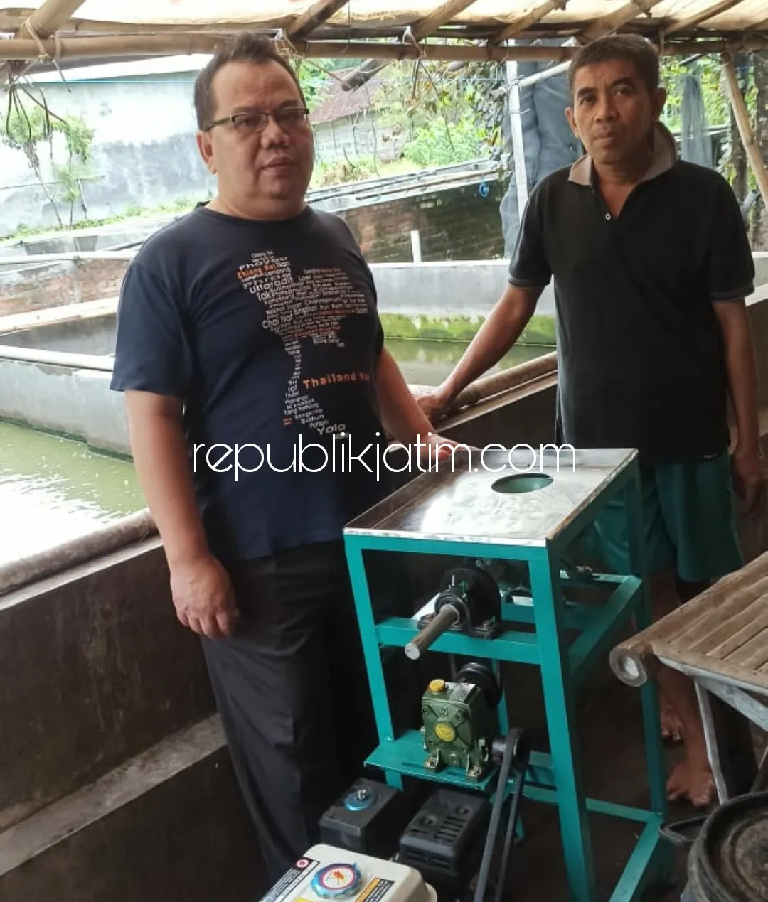 Abdimas Umsida Serahkan Bantuan Mesin Pakan Lele ke Peternak Ngoro