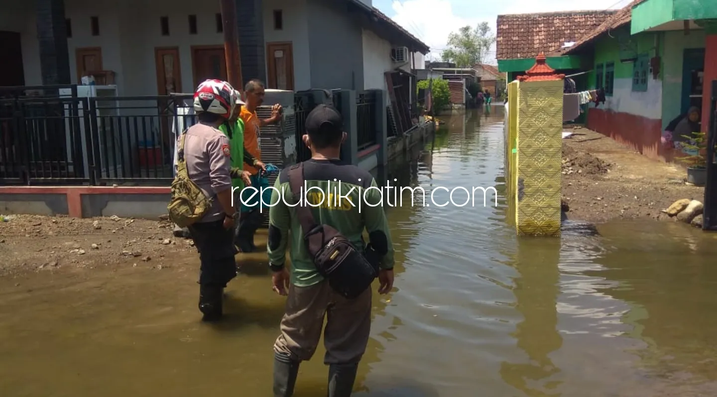 Anggota Polsek Tanggulangin Diterjunkan Awasi Banjir Kedungbanteng dan Banjarasri