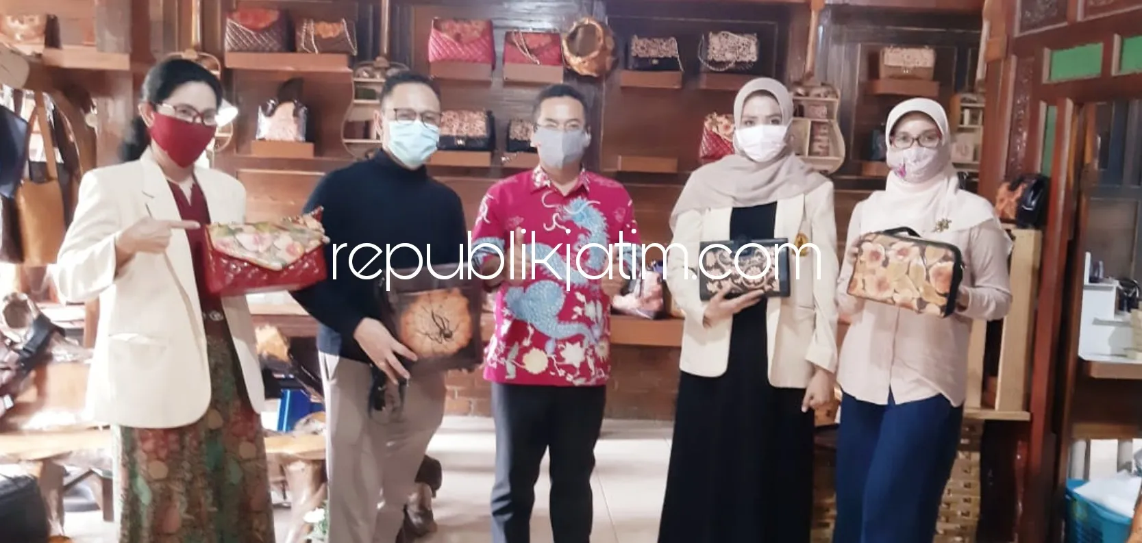 Tim Abdimas FEB UWKS Dampingi Produsen Tas Kulit Tanggulangin Hingga Layani Pesanan Ekspor