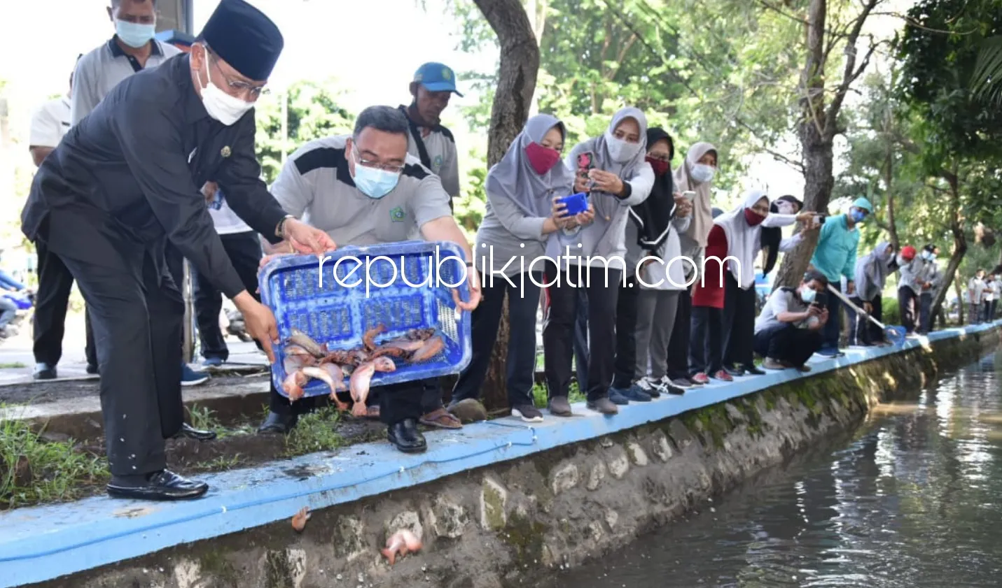 Sungai Sekitar Pendopo Sidoarjo Ditebari 1.000 Ikan, Boleh Dipancing Syaratnya Punguti Sampah