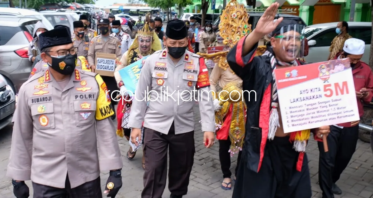 Kapolresta Sidoarjo Ajak Mbah Bejo Turun Pasar Porong, Sosialisasi Protokol Kesehatan