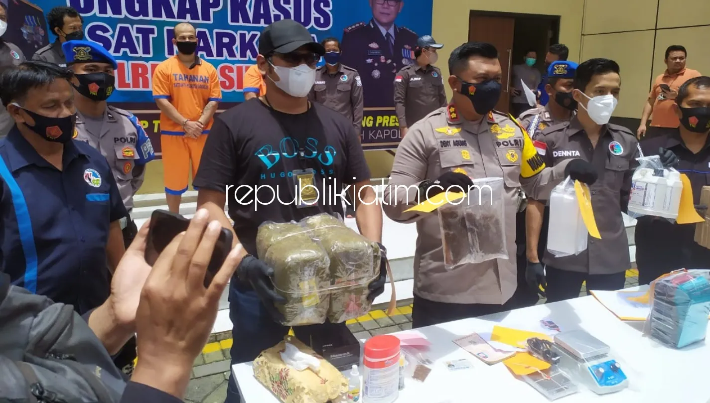 Asyik Nikmati Tembakau Gorila di Apartemen, Polresta Sidoarjo Ringkus Warga Palestina dan Pemuda Sedati