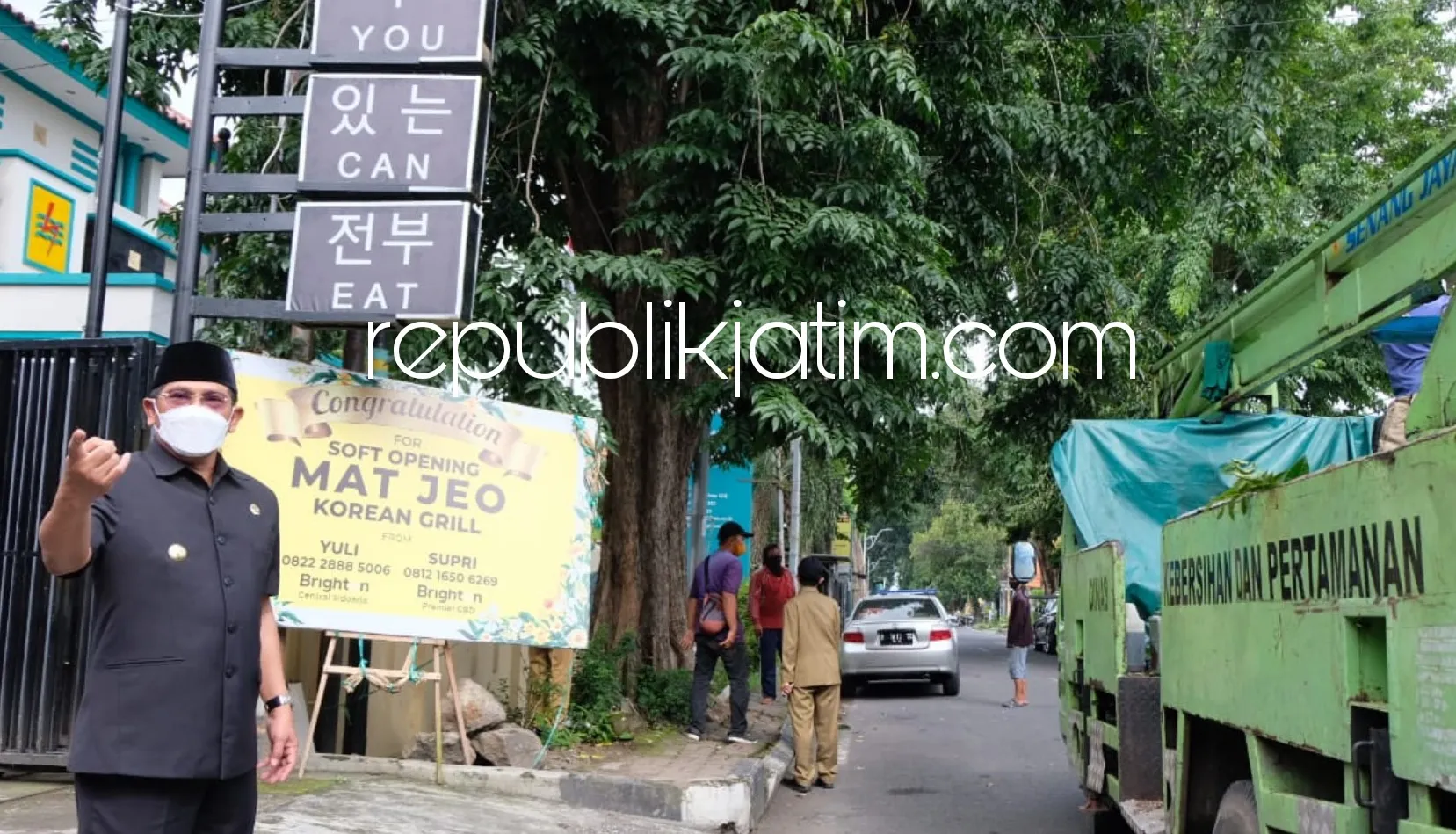 Rawan Roboh, Dua Pohon Sono Tua di Depan Kantor PLN Sidoarjo Ditebang Petugas DLHK