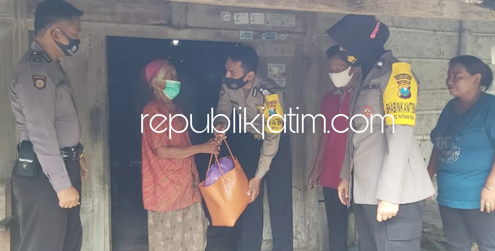 Jumat Berkah, Polsek Siman Bagi-Bagi Sembako Untuk Warga Miskin di Dua Desa di Ponorogo