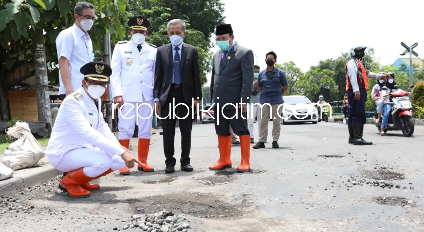 Berpakaian Resmi, Gus Muhdlor - Subandi Perintah Dinas PUBM dan SDA Tambal Lubang Jalur Lingkar Barat Sidoarjo