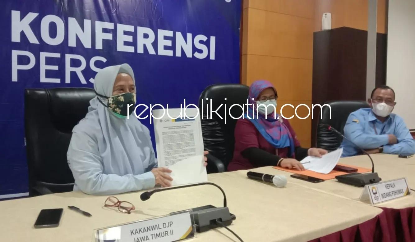 Merugikan Pendapatan Negara Rp 2,6 Miliar, Tiga Tersangka Pengguna Faktur Palsu Diserahkan JPU Kejari Sidoarjo