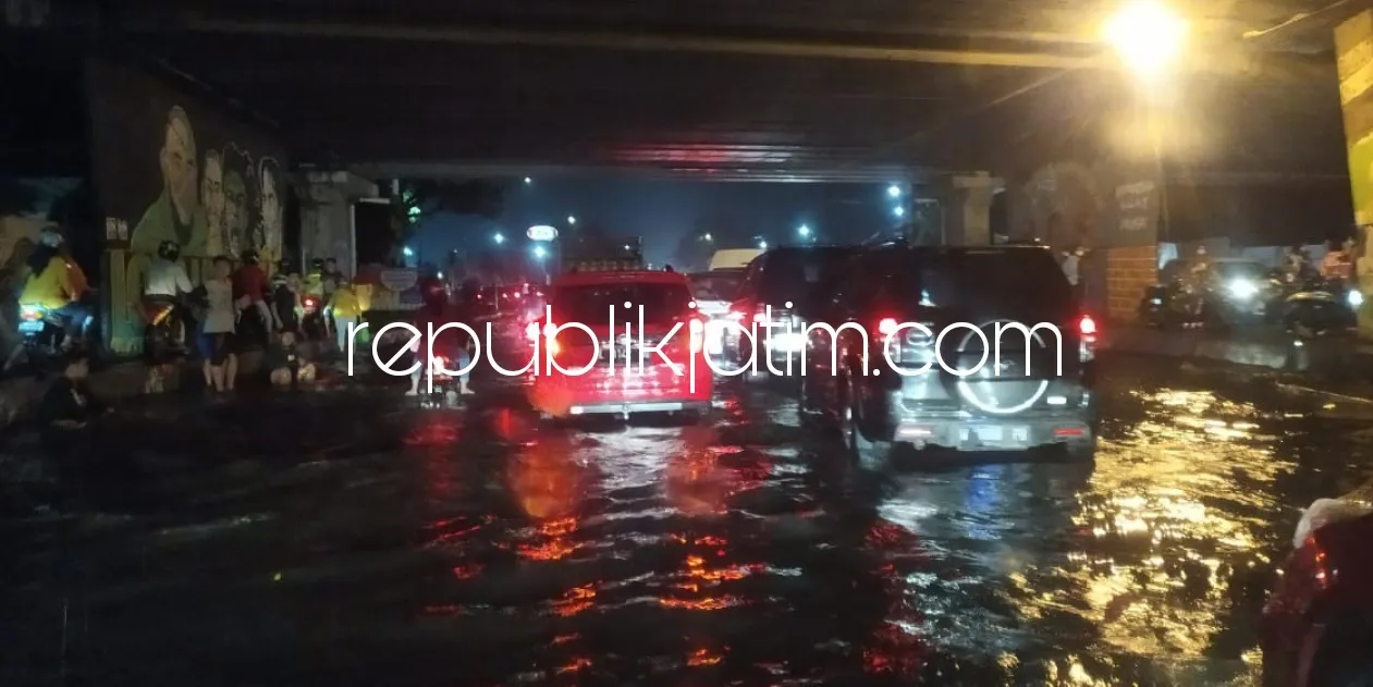 Banjir di Bawah Tol Lippo Plaza Sidoarjo Picu Kemacetan dan Puluhan Motor Mogok