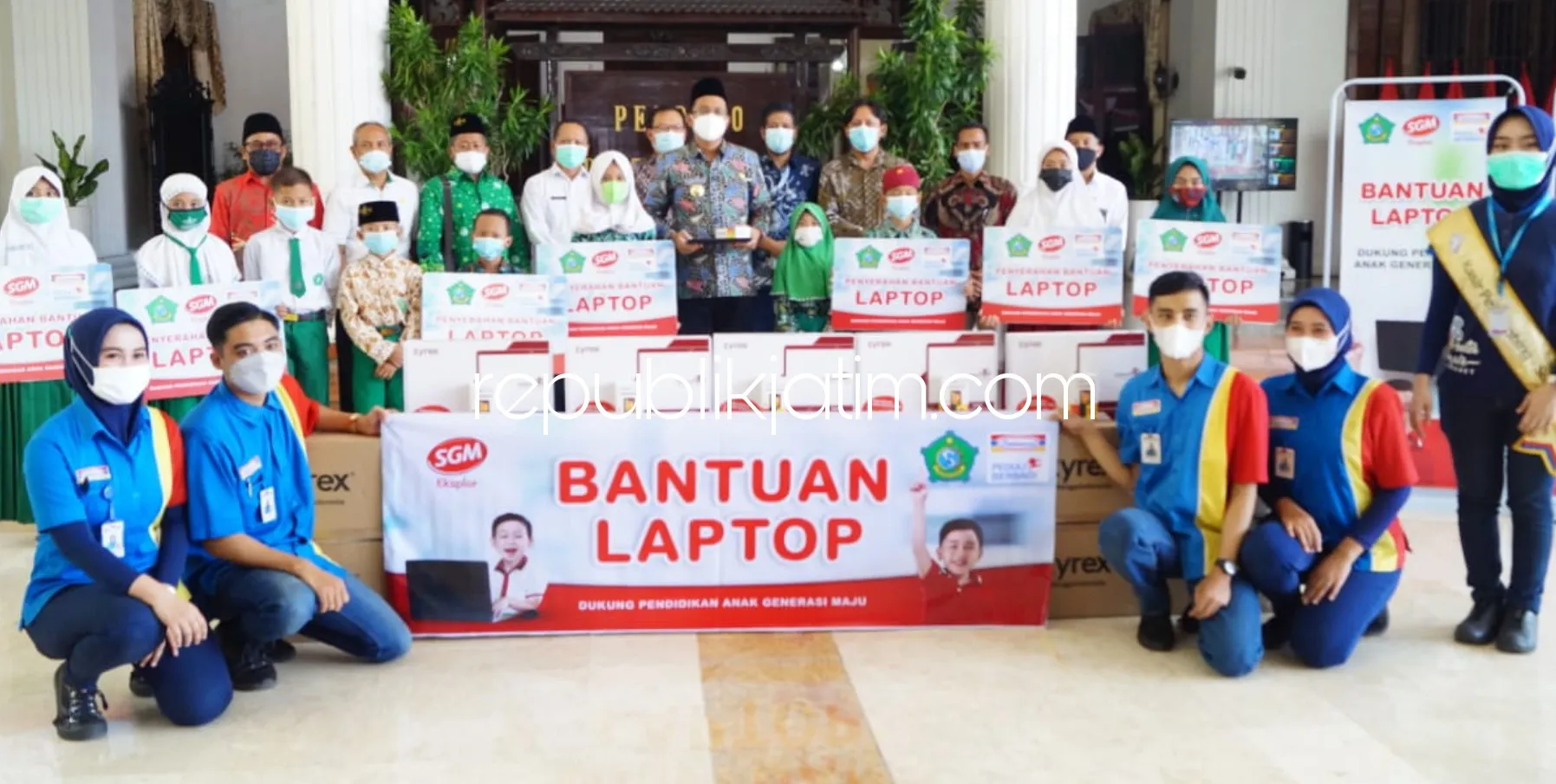 Terima 100 Laptop Program CSR, Gus Muhdlor Serahkan untuk Siswa SD dan MI di Sidoarjo