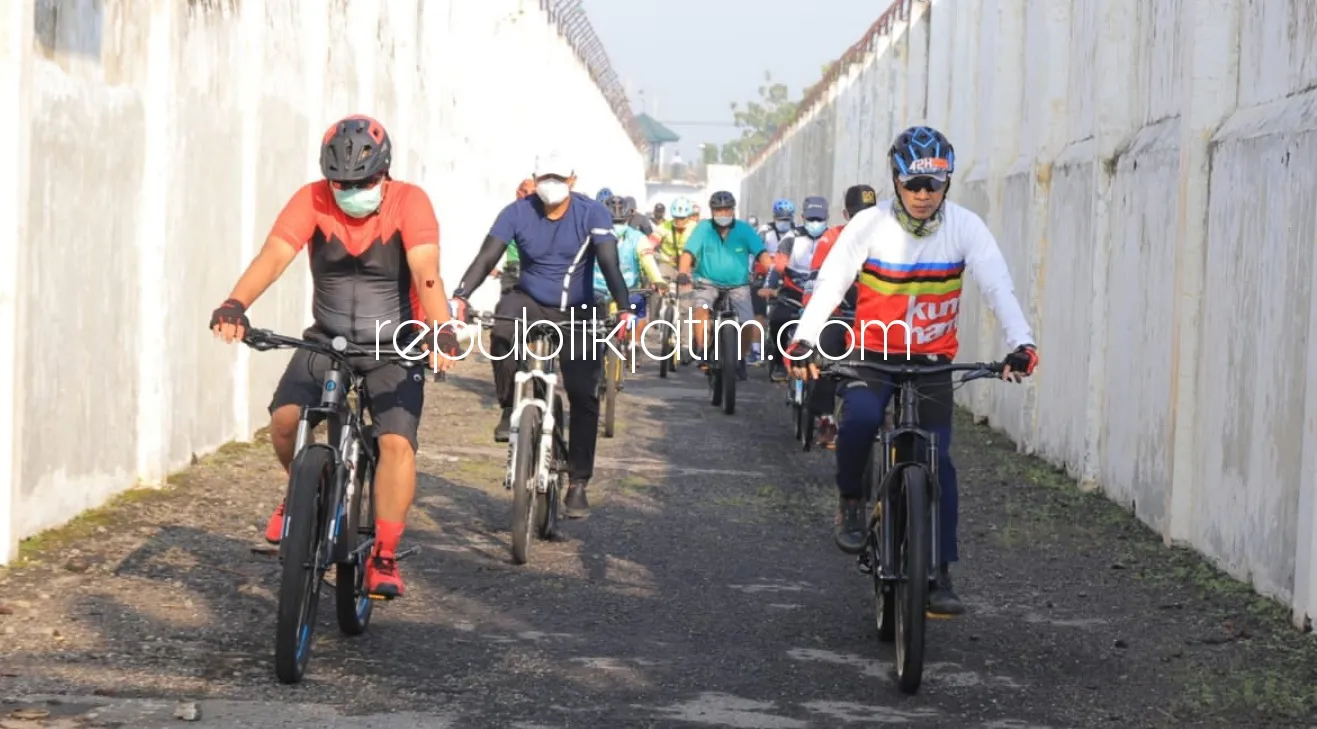 GOWES - Kanwil Kumham Jatim memulai rangkaian peringatan Hari Bhakti Pemasyarakatan (HBP) ke 57 dengan Gowes Sehat Bersama insan pengayoman se Jatim mulai halaman Lapas I Surabaya di Porong, Kamis (01/04/2021).