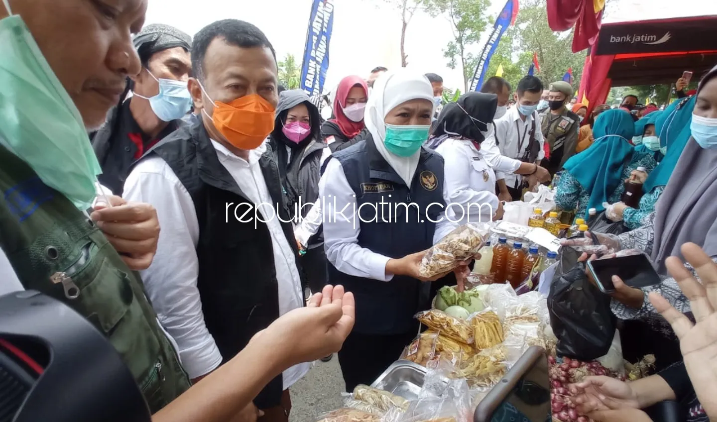 Bupati Borong Tempe Bungkus Daun Di Stan UMKM Desa Bedingin Untuk Gubernur Jatim