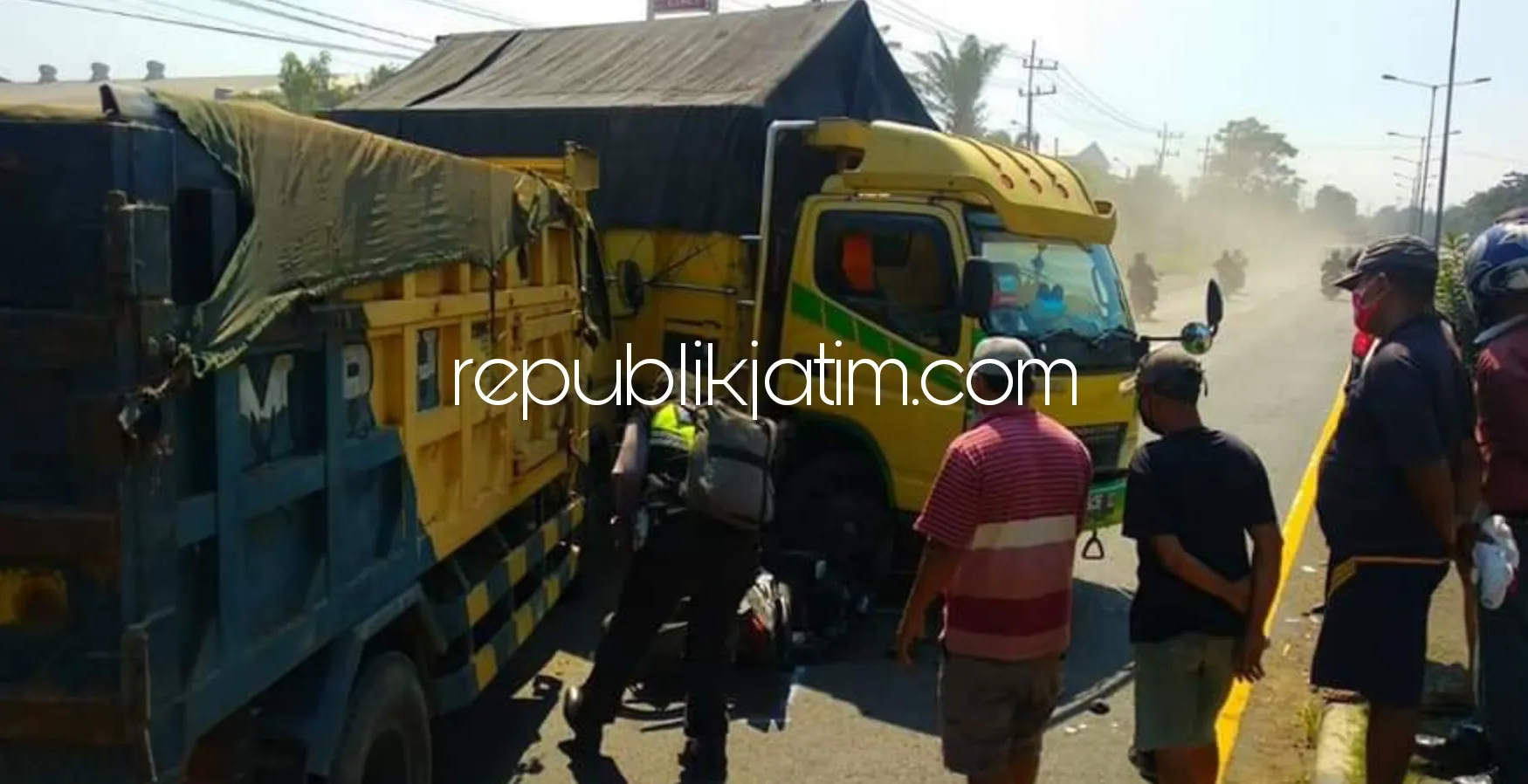 Tabrakan Dua Truk dan Honda Beat di By Pass Krian, Satu Terluka Dilarikan Rumah Sakit